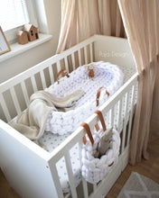 Načíst obrázek do prohlížeče Galerie, Pletené hnízdečko pro miminko z obří příze s koženými uchy pro snadné přenášení