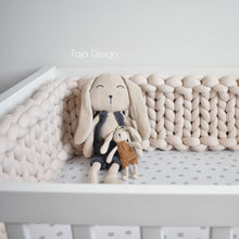 Načíst obrázek do prohlížeče Galerie, Copánkový mantinel do dětské postýlky pletený z obří příze ve světle béžové barvě